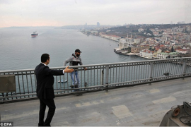 土耳其男子欲跳桥自杀 被路过总统劝阻